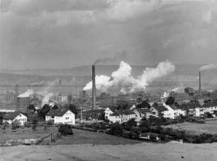 Ein Industriegebiet nahe Saarbrücken. Im Vordergrund die dazugehörige Arbeitersiedlung