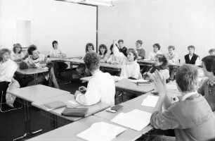 Kirchzarten: Schulzentrum; Klasse: ein Mädchen meldet sich