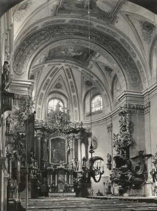 Bad Reinerz (heute: Duszniki Zdrój), Kathol. Pfarrkirche, Blick in den Chorraum mit Hochaltar