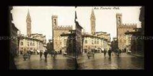 St. Florenz-Platz mit Kirchturm, Passanten und Geschäften, Florenz