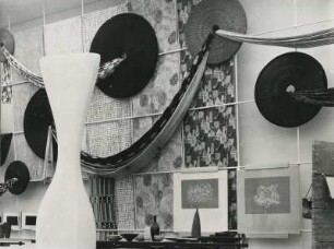 X. Triennale Mailand, Deutsche Abt., Plastik "Stehende Form", Keramiken und Stoffe
