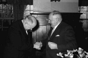Freiburg: Jägerhäusle; Minister Leibfried überreicht das Bundesverdienstkreuz I. Klasse; steckt es an