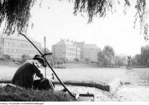Dresden, Strehlen, Sportplatz, Radrennen Internationale Friedensfahrt, Donath-Ausstellung (Produkte der Obstkelterei Donath, ab 1950 VEB Lockwitzgrund), Oktober 1951