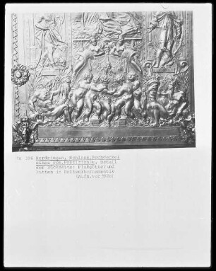 Detail der Rückseite eines Buchdeckels eines römischen Pontificale: Flussgötter und Putti