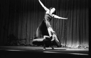 Berlin: Kabarett der Komiker; Araca Makarowa; tanzt