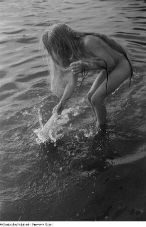 Mädchen, im Wasser spielend