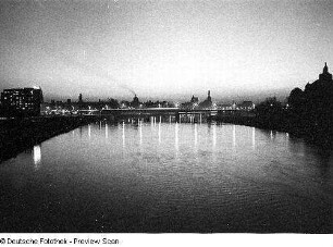 Blick von der Albertbrücke über die Elbe zur Altstadt