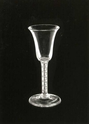 Stengelglas. Dresden oder Glücksburg, Mitte 18. Jahrhundert. Glas (farblos), weiße Fadeneinlage, spiralig gedreht. Dresden: Kunstgewerbemuseum