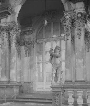 Dresden. Zwinger, Putto vor dem Wallpavillon von der Wallseite