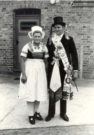 Hochzeit in Trebendorf : Kleidung - Schleifer Tracht. Ort: Trjebin / Trebendorf. Der Hochzeitsbitter und seine Frau.