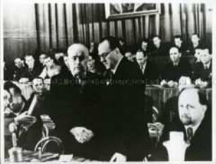 Wilhelm Pieck und Otto Grotewohl auf dem Vereinigungsparteitag von KPD und SPD zur SED