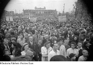 Aufnahmen von den Feierlichkeiten zum 1. Mai 1946 in Berlin : Mai-Kundgebung von der Tribüne am Berliner Schloss aus gesehen