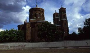 Grenzmauer vor der Sankt Thomas-Kirche am Bethaniendamm nach Mauerfall