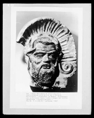 Silenhaupt im Nimbus. Stirnziegel vom archaischen Sassi-Caduti-Tempel bei Civita Castellana
