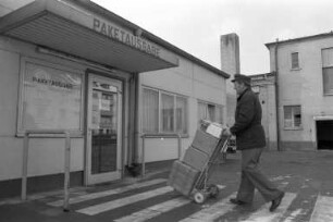 Paketausgabe beim Bahnpostamt Karlsruhe Postamt 2 in der Poststraße 1