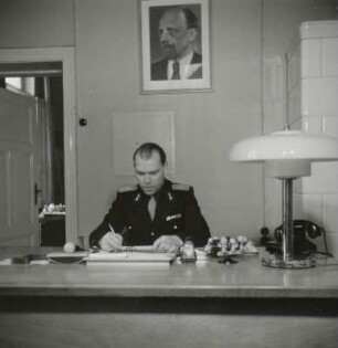 Bad Doberan Am Schreibtisch sitzender Angestellter (Chef?) der Deutschen Reichsbahn in seinem Arbeitszimmer im Empfangsgebäude