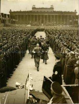 Hitler verlässt die Kundgebung zum dritten Jahrestag der Machtergreifung im Lustgarten