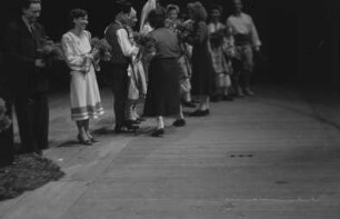 Moissejew-Ensemble im Admiralspalast : Überreichen von Blumen an Ensemble-Mitglieder
