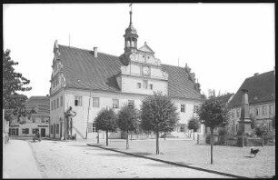 Belgern. Markt mit Rathaus, Kriegerdenkmal und Roland