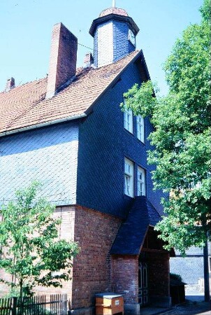 Giebelseite der ehemaligen Schule mit Eingangsbereich