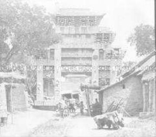 Glasdia von einem Paifang (Tor) in "Tsou ping" bei "Tschou tsun"