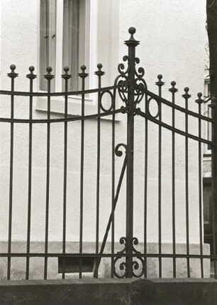 Dresden-Neustadt, Louis-Braille-Straße 3 / Ecke Arndtstraße. Wohnhaus. Detail der Einfriedung