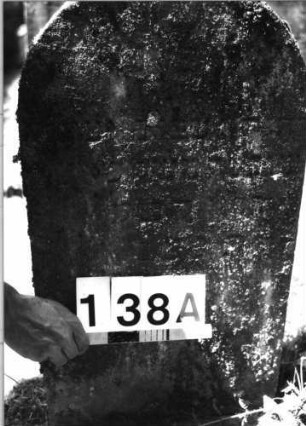 Grabstein 138 (Index: 100085473) Maße HxBxT: 77x44x14 cm Beschreibung: Stele, Rundbogenabschl. , Schriftfeld eingetieft auf Vorderseite: Grabstein 138A