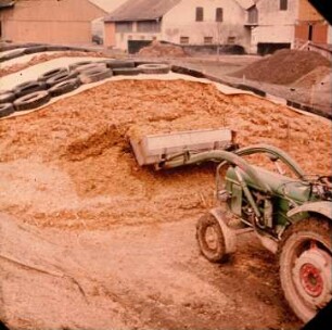 Fotografie: Ein- und Auslagerungstechnik, Fahrsilo, Maissilage, Frontlader