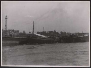 Schiff am Binnenhafen Duisburg-Ruhrort