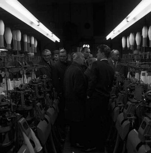 Reinfeld: Kreistagssitzung am 13. Februar 1962: Besichtigung der "Opal-Werke", Strumpffabrik Margaritoff & Schaffer GmbH: Werkshalle mit Rundstrickmaschinen