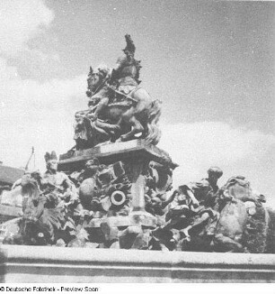 Markgrafenbrunnen : Bayreuth. Neues Schloss, Brunnen mit Reiterstandbild des Markgrafen Christian Ernst