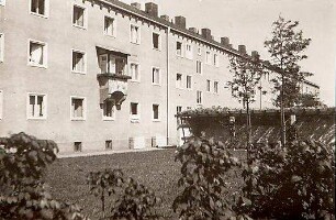 Gsaenger, Gustav; Allach, Amberg, Großhadern, Kempten, Braunschweig, München, Friedrichshafen, Berchtesgaden, Erlangen u.a.; Großes Fotoalbum mit unterschiedlichen Bauprojekten - Wohnblöcke der Wohnungsfürsorge in der Passauer Str. in München