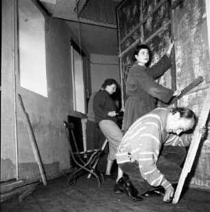 Rothenburg. Burgtheater. Bühnenarbeiter beim Aufbau der Kulissen