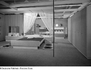 Anbauwand : Schlafzimmermöbel (1972; Möbelkombinat Zeulenroda-Triebes (ZEUTRIE)). Ansicht mit Flachstrecke, Doppelbett und Anbauschrank