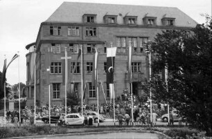 Freiburg: Kollegiumgebäude im Fahnenschmuck, Frontaleingang