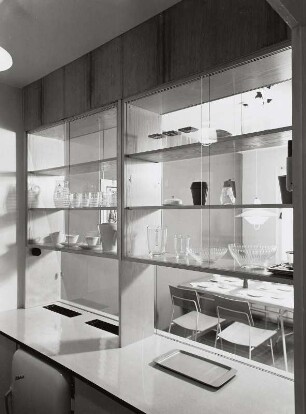Mustereßzimmer mit Durchreiche zur Küche (1962; Fachschule für angewandte Kunst (FAK))