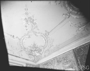 Potsdam, Neues Palais, Friedrich Wohnung, Lesekabinett, R.: 209, Decke, Nordwestecke. Eckkartusche aus Rocaillewerk.