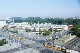 Berlin-Friedrichshain. Straßenkreuzung Leninallee, Dimitroffstraße und Bersarinstraße. Blick nach Nordwest zum Sport- und Erholungszentrum (SEZ) und zum Friedrichshain