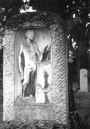 Sohland a. d. Spree-Taubenheim/Spree. Grabstätte Hermann Zumpe, Münchner Ostfriedhof (Sektion 42, Reihe 2, Grab 10; Aufnahme Ruth Wehder, Germering, 1988)