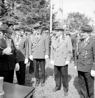 Volks- und Schützenfest: Schützenverein Sprenge und Umgebung e.V.: Überreichung des Wanderpokals durch Schützenoberst Helmut Ausborn an Siegermannschaft Sprenge II mit Karl Heinz Krogmann, Hermann Kohnke, Paul Martens und Herbert Zingelmann
