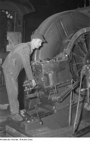 Arbeiter an einer Maschine