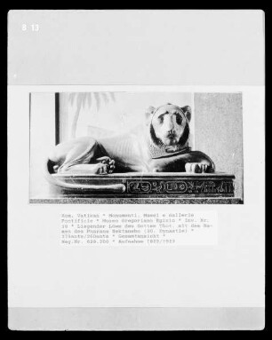 Liegender Löwe des Gottes Thot, mit dem Namen des Pharaos Nektanebo (30. Dynastie)