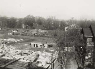 Leutzsch, Theodor-Fritzsch-Straße : Leipzig-Leutzsch. Stadtteilansicht mit Baustelle. Blick gegen sog. "Weißes Haus" (Teil des ehem Rittergutes) und alten Gasthof (Ballhaus)
