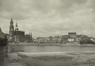 Dresden, Blick vom Neustädter Elbufer nach Süden auf Katholische Hofkirche und Theaterplatz