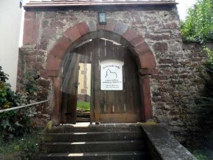 Kirchhof im Norden-Kammertor von Norden (Ortsseite) mit Außentor (Rundbogen auf Kämpfern)