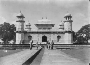 Indien. Agra. Die Grabstätte des Itimad-ud-Daulah (Mirza Ghiyas Beg), Eingangsfront