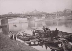 Elbfischer, Meißen, Fischer mit ihrem Fang auf Fischerbooten auf der Elbe
