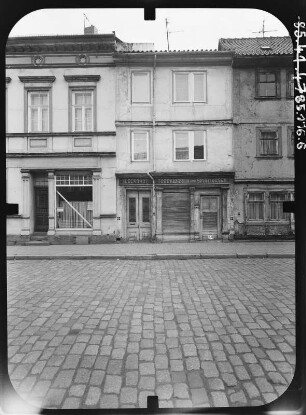 Nordhausen, Am Alten Tor. Wohnhäuser mit Läden. Straßenfront
