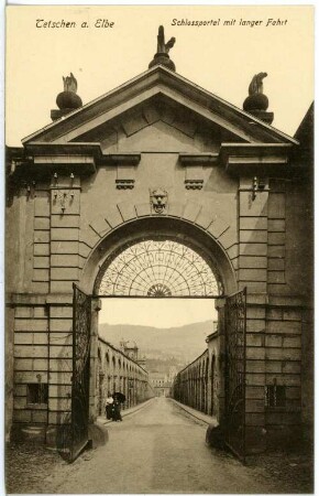 Tetschen. Schlossportal mit langer Fahrt (Haupttor, nach 1672)