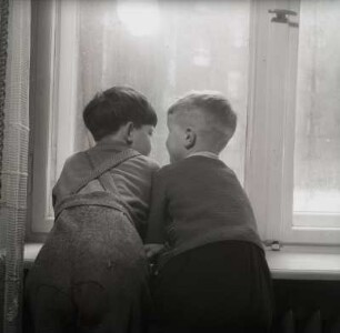 Draußen regnet's - It's raining outside : Berlin. Zwei Jungen schauen durch ein Fenster auf die Straße